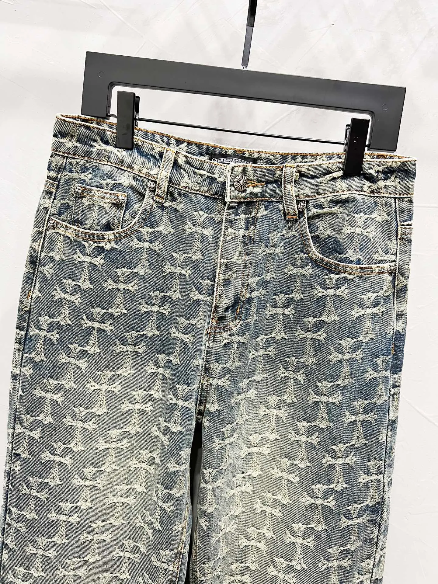 P220 Style number: [M914] Chrome hearts & Chrome hearts 25ss light blue jacquard leather jeans, high-waisted washed jeans! ! Absolutely high-end luxury products, 1.9W level god-level single products, super popular products, made by top heavy industry, not to be missed. About Zangyin, this is an extremely luxurious fashion brand, which can also be called the nobles of the high street. It has always been an exclusive brand of some hipsters or rich second generation. Compared with ordinary high streets, it is more luxurious and noble. Compared with luxury brands, it has a more fashionable personality and has always been a brand that I have a special liking for. Imported yarn is custom-woven into a high-density twill canvas. While ensuring a crisp silhouette, the fabric feels very delicate. It follows the B01 classic silhouette. The upper body is crisp and stylish. The ready-made garments are stone-milled and fermented and can be matched with any style. Buttons and zinc-brushed washable genuine vintage metal products. Double-layered canvas on the front. Perfect details. All hardware is perfect. Size: 30-32-34-36 Color: Jacquard jeans